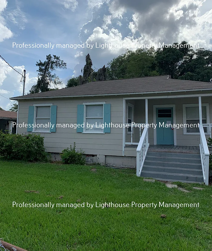 3 bed, 1.0 bath, 911 sqft, $1,325 — Photo 2