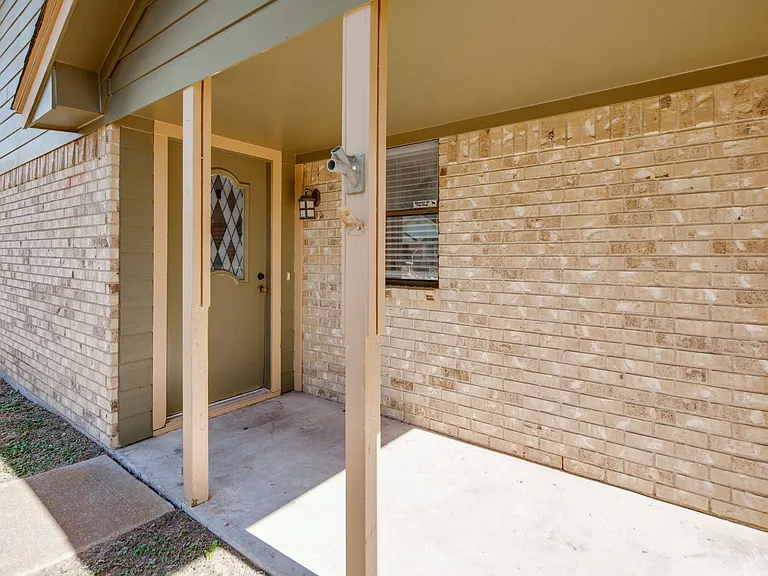808 Camellia Ct — Photo 3