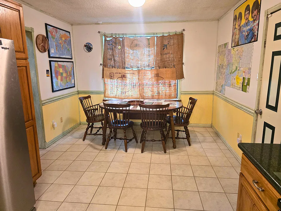 Furnished table sits 6