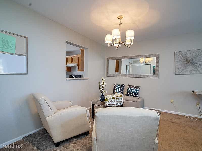 8-Dining Area with Breakfast Bar