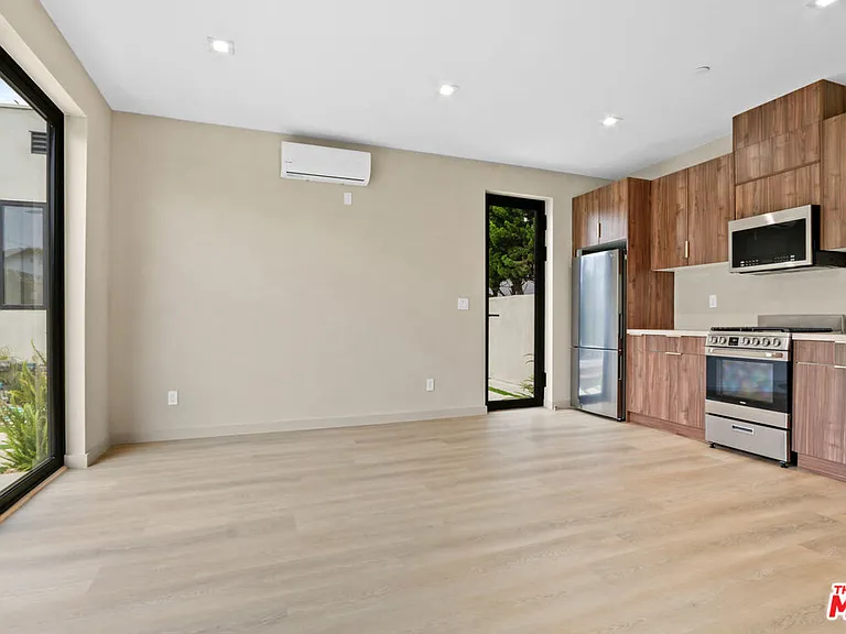 2225 Walnut Ave — Photo 22