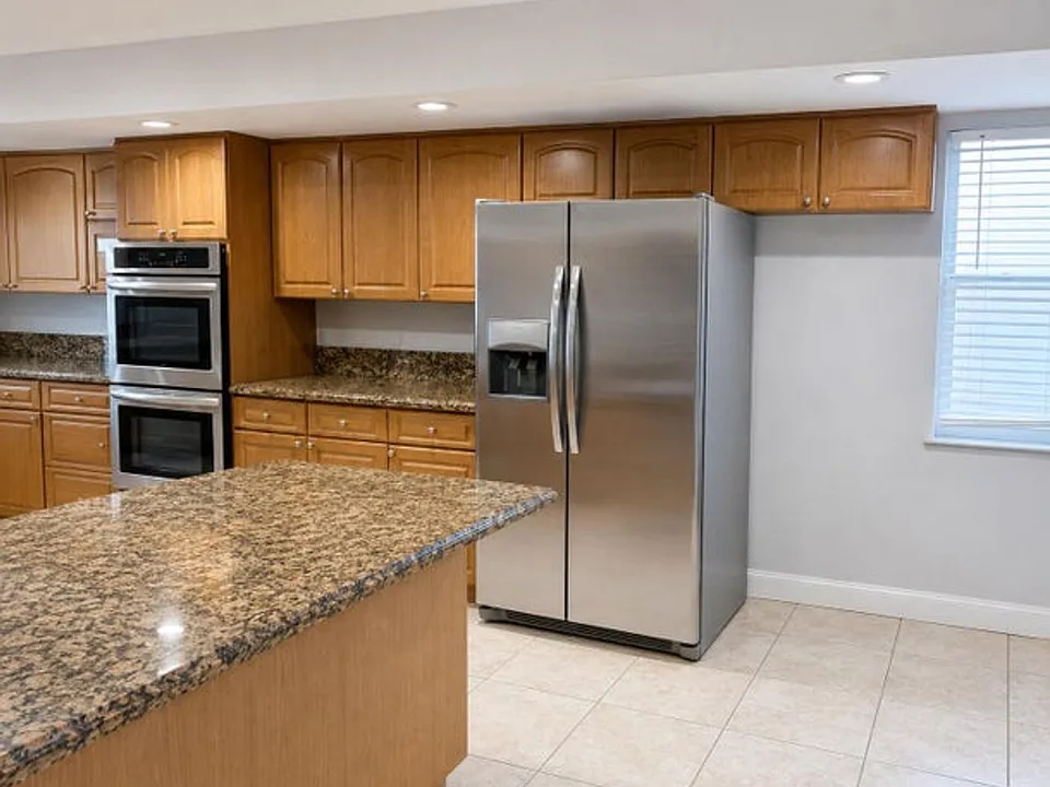 1223 W 27th St