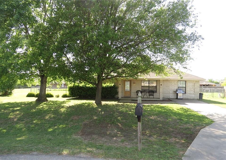 606 Apple St, Joshua, TX 76058 | Zillow