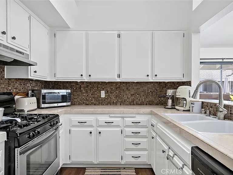 345 Avocado St #A4 — Photo 11