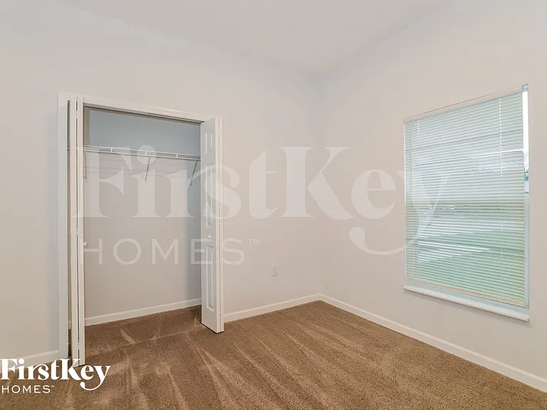 1050 E Lombardy Dr — Photo 12