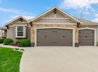 4915 NW Ridgewood Ct, Kansas City, MO 64150