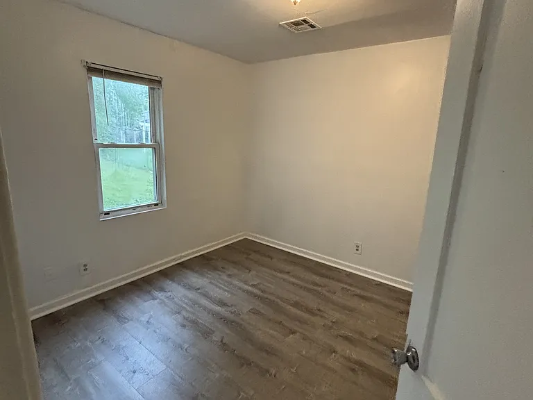 1738 N Poplar Ave — Photo 7