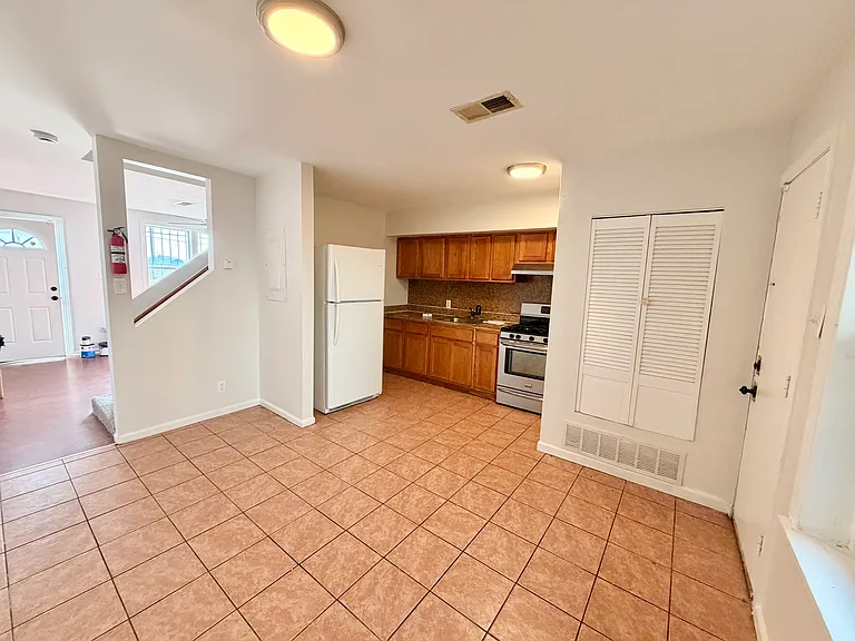 813 Fisher Ave — Photo 2