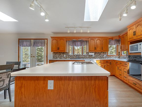 3rd image of 294 Grandview Bch