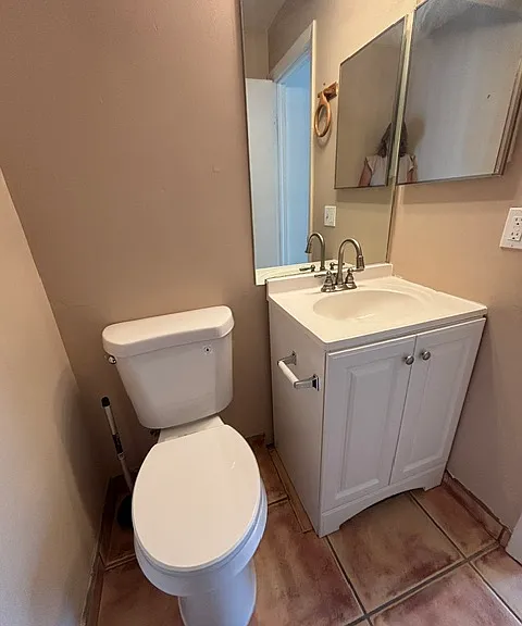 1/2 bath downstairs w/ extra closet