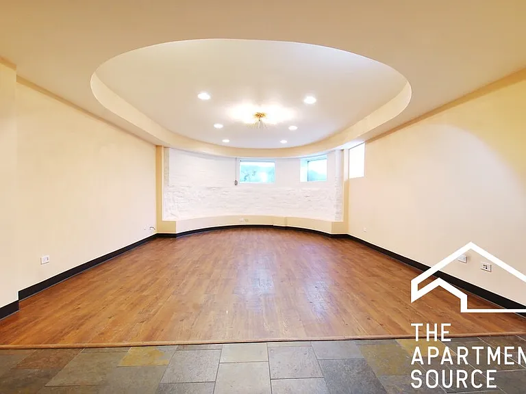 1352 N La Salle Dr — Photo 2