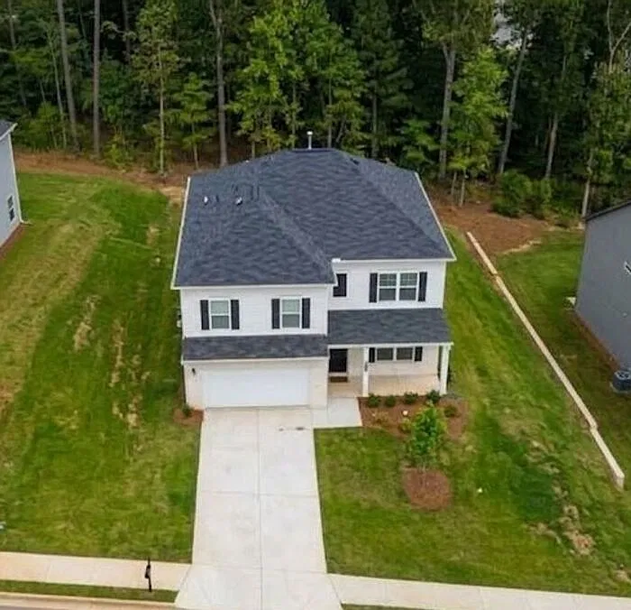 4 bed, 2.5 bath, 2372 sqft, $2,400 — Photo 4