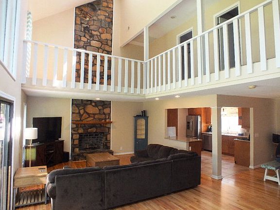 3rd image of 1716 Huckleberry Dr