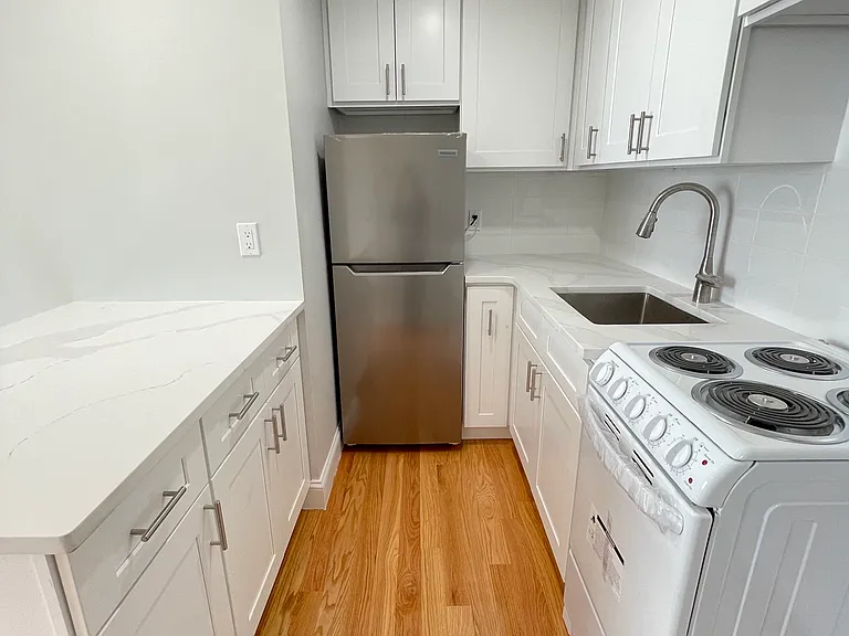 23 Claremont Ave #E — Photo 9