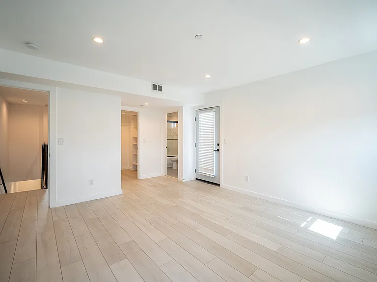 246 1/2 N Dillon St #246-1/2 — Photo 24
