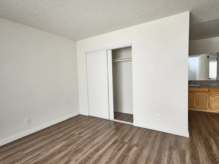 744 N Manhattan Pl — Photo 11