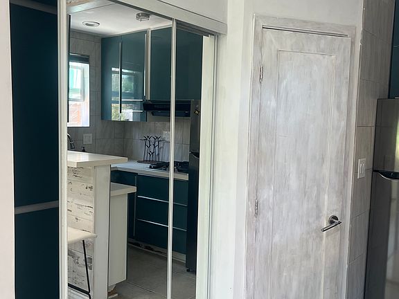 5th image of 21811 Gresham St #1