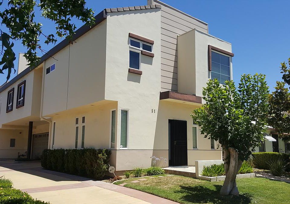 Only 3 townhomes in this community. 