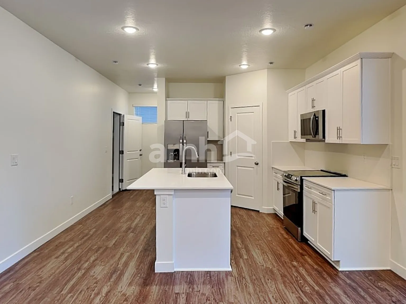 4 bed, 2.5 bath, 1878 sqft, $2,275 — Photo 3
