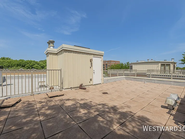 2336 N Lakewood Ave — Photo 25