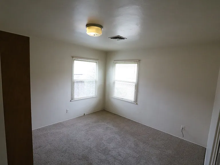 1001 NE Churchill St — Photo 6