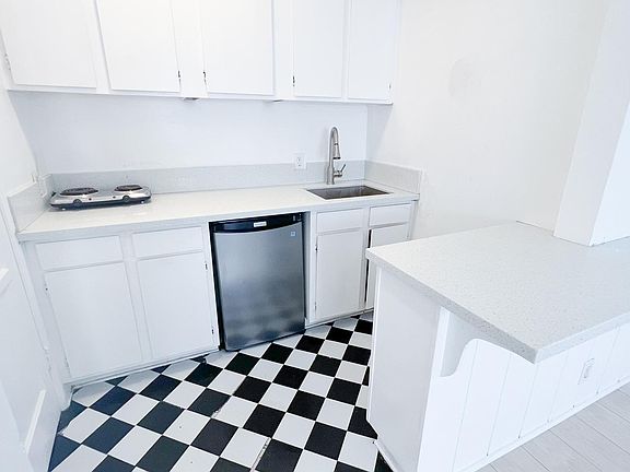 5th image of 4754 Oakwood Ave #7