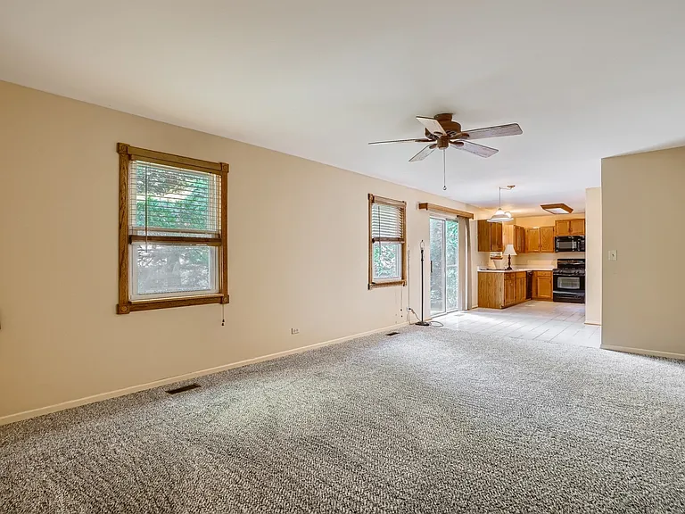 2065 Evergreen Ln — Photo 3