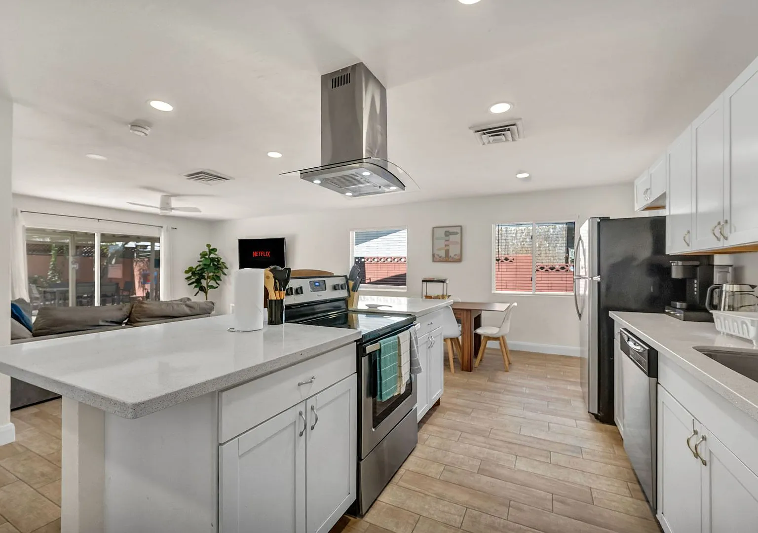 Spacious Furnished 5 Bed / 2 Bath Single Family Home with Private Pool in Las Vegas — Photo 3