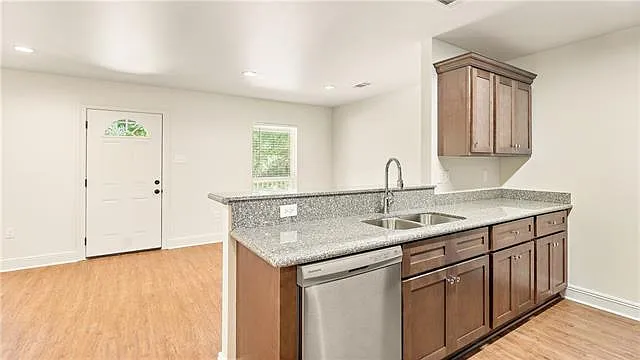 3 bed, 2.0 bath, 1100 sqft, $1,400 — Photo 3