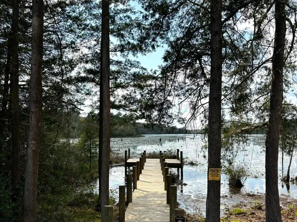 15 Lake Holly Cir, Defuniak Springs, FL 32433