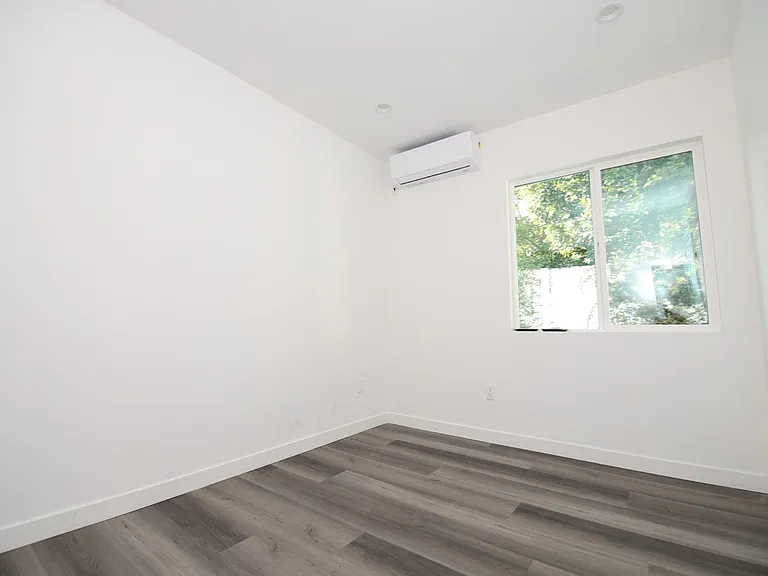 19037 Sylvan St #19039 — Photo 8
