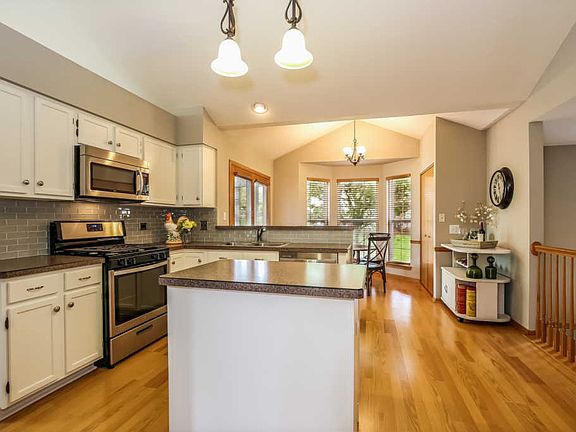 3rd image of 6109 Newbury Ct