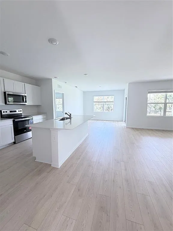 3 bed, 2.0 bath, 1672 sqft, $2,075 — Photo 3