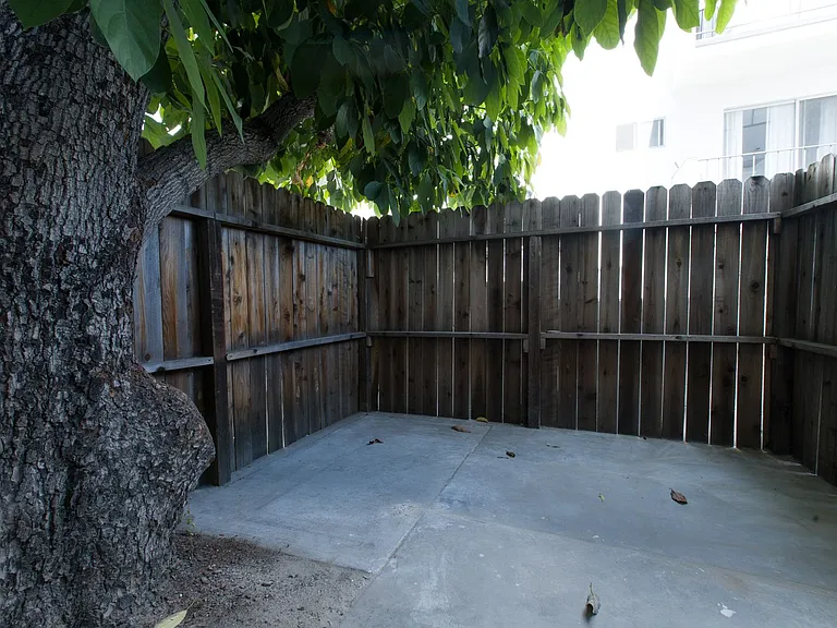 1636 N Fuller Ave — Photo 9