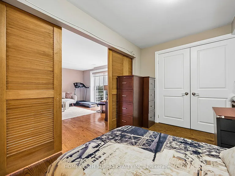 162 Glenvale Blvd — Photo 43