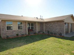 632 SW 8th St, Moore, OK 73160