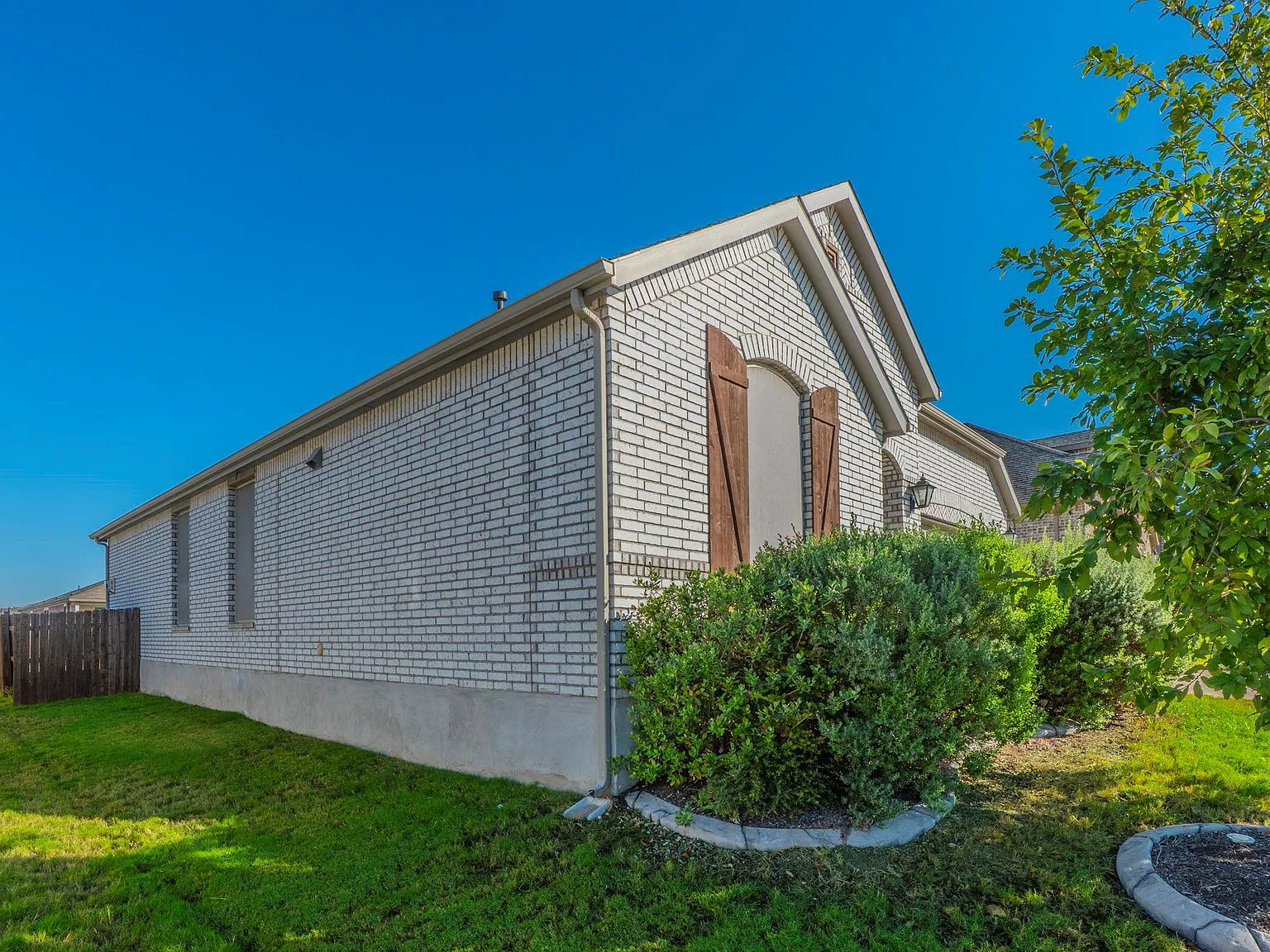 3 bed, 2.0 bath, 1847 sqft, $1,999 — Photo 3