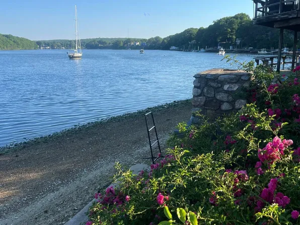 9 Riverside Dr #1, Waterford, CT 06385