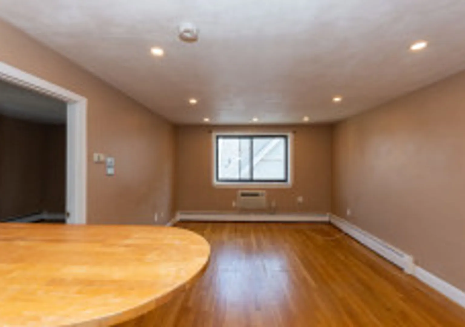 Sunny Renovated 1 Bed Near Harvard Ave Heat & Hot Water Included, No Broker Fee! — Photo 2