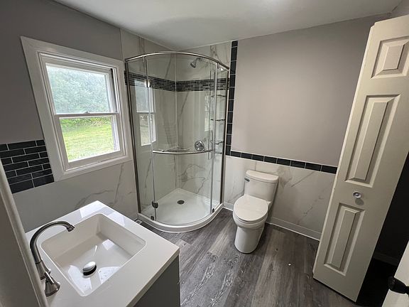 5th image of 809 S Circle Dr E
