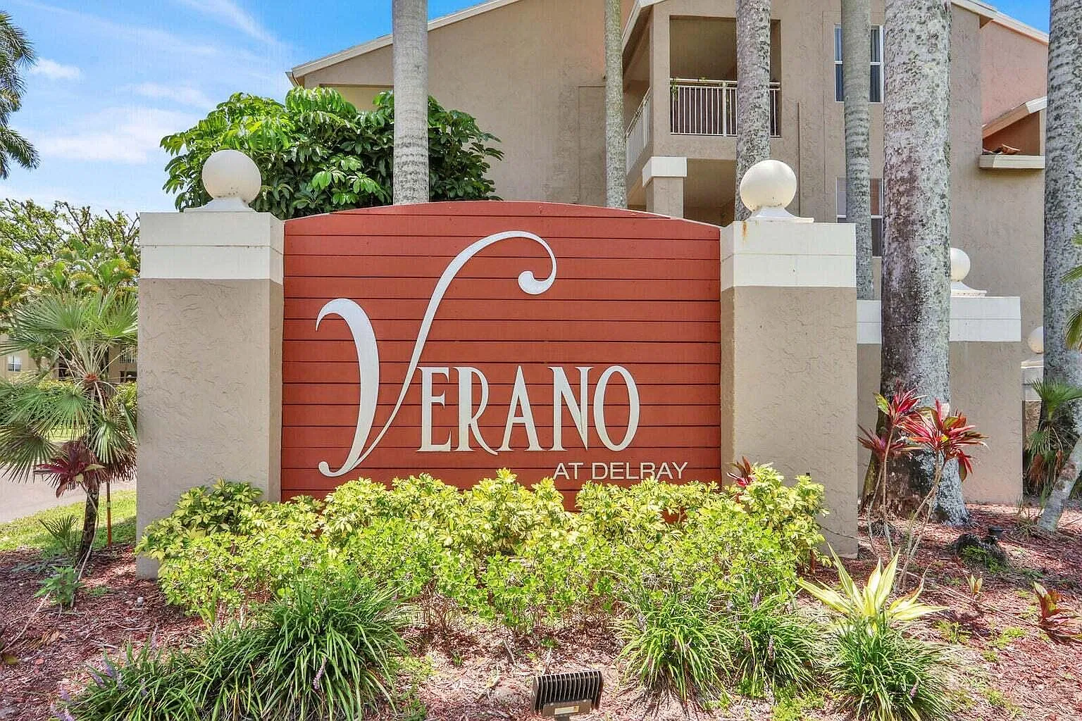 2 bed, 1.0 bath, 857 sqft, $2,200 — Photo 1