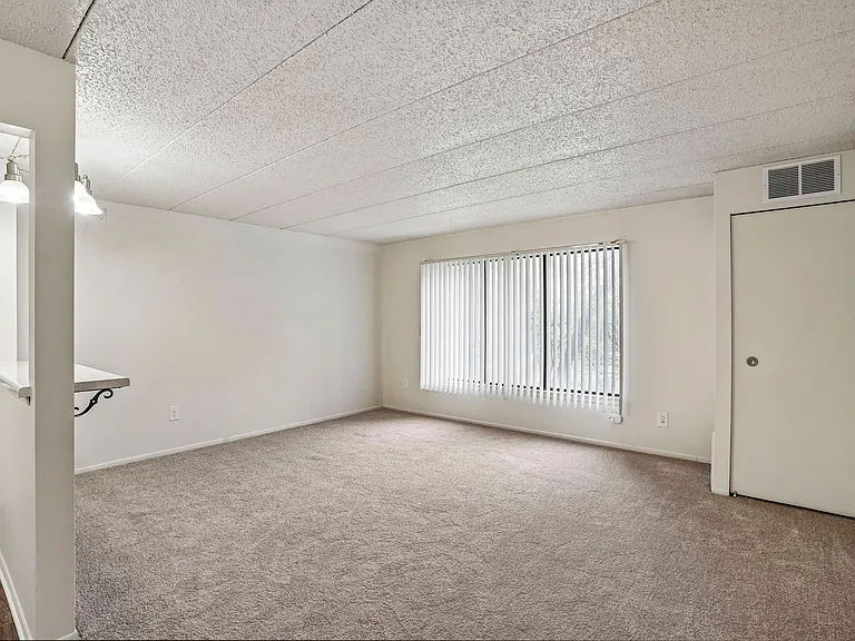Lincoln Tower Apartments — Photo 23
