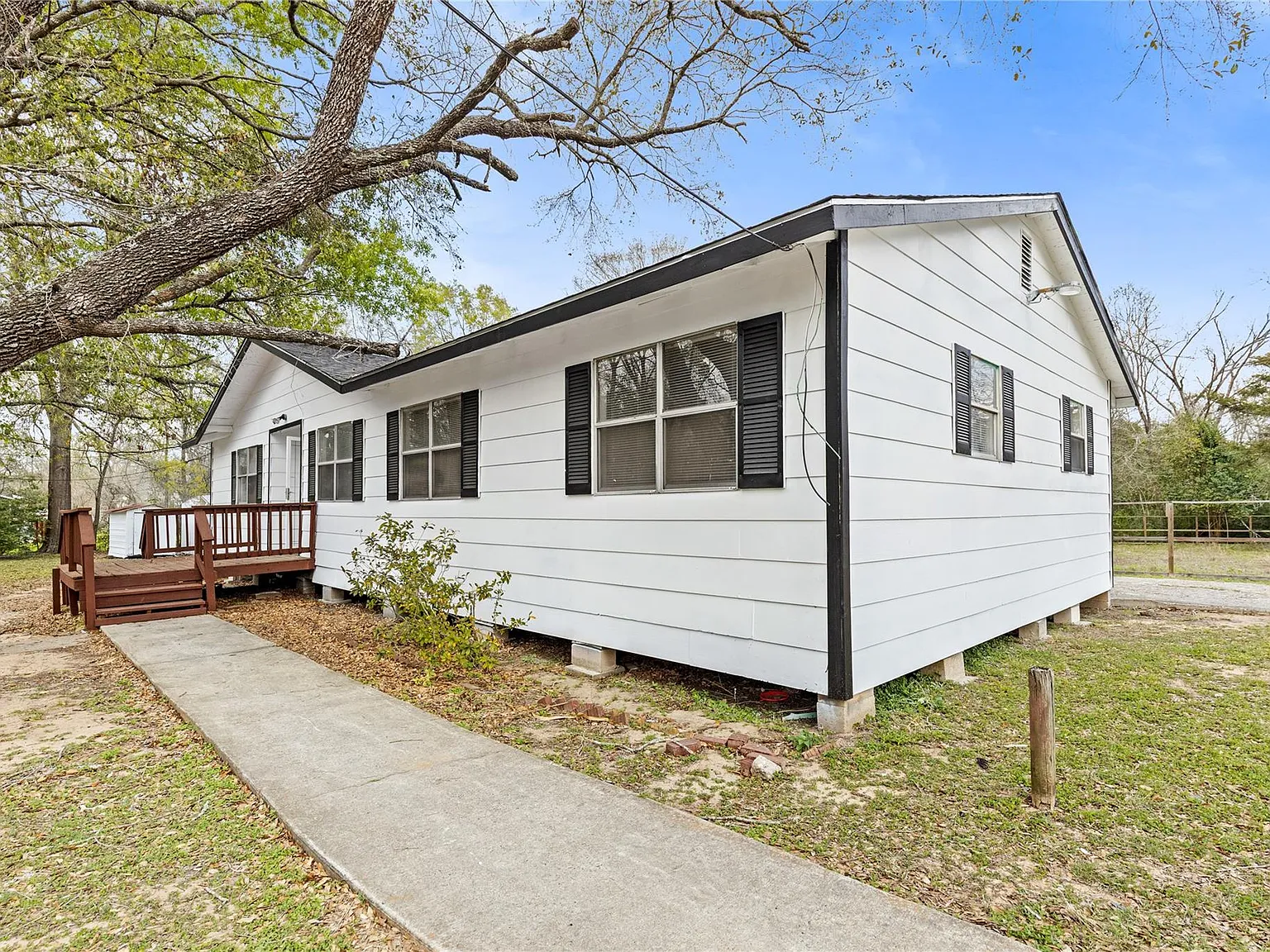 4 bed, 2.0 bath, 1606 sqft, $1,675 — Photo 2
