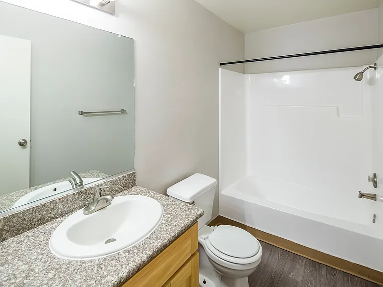 San Tropez Apartments — Photo 12