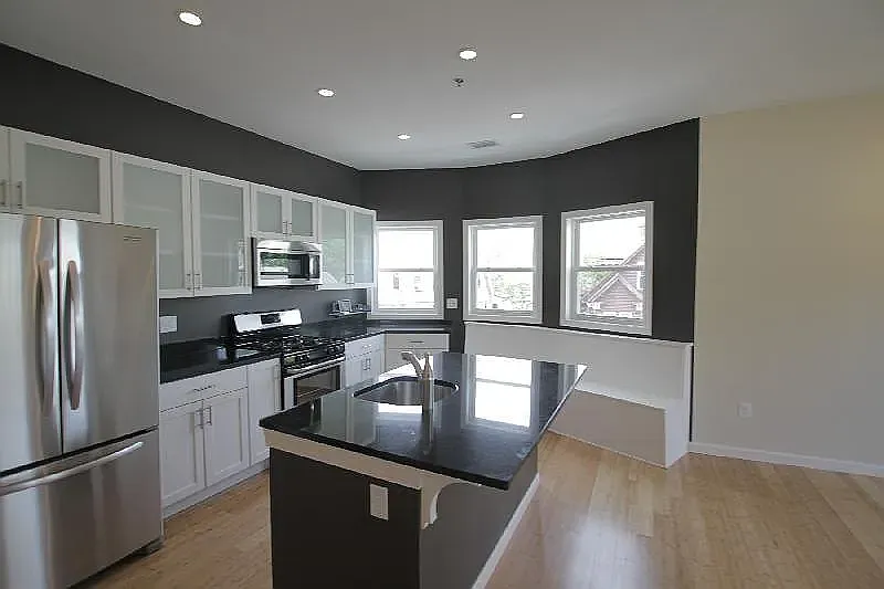 3 bed, 900 sqft, $3,800 — Photo 3