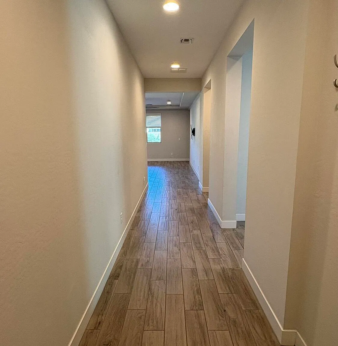 3 bed, 4.0 bath, 1567 sqft, $2,200 — Photo 2
