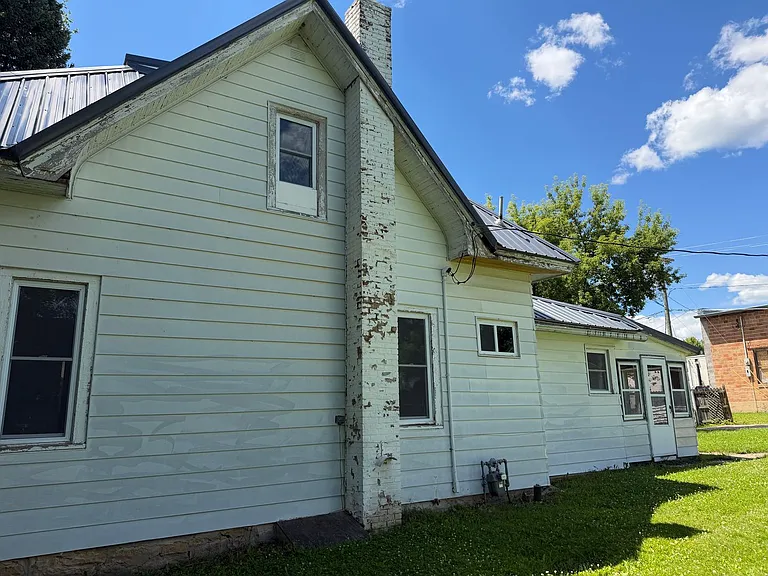 110 E Snow St — Photo 15