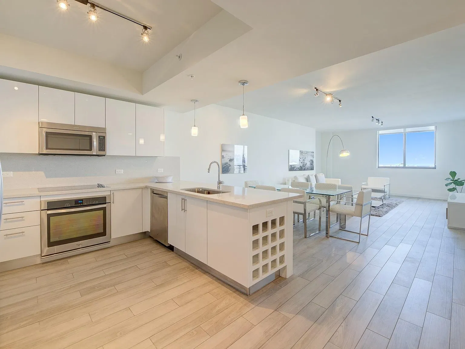 1 bed, 1.0 bath, 945 sqft, $3,600 — Photo 4