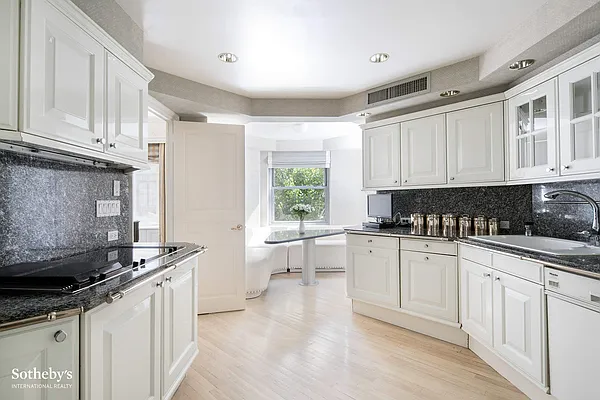 Sold by Sotheby's International Realty | media 22