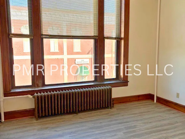 400 E Coolbaugh St — Photo 2